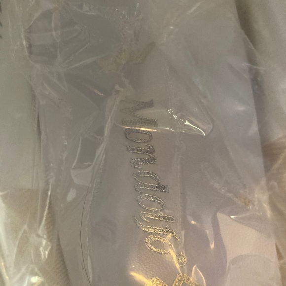 Bridal heels mondolfo brand Satin 👠 Nwt they are white - Picture 3 of 6